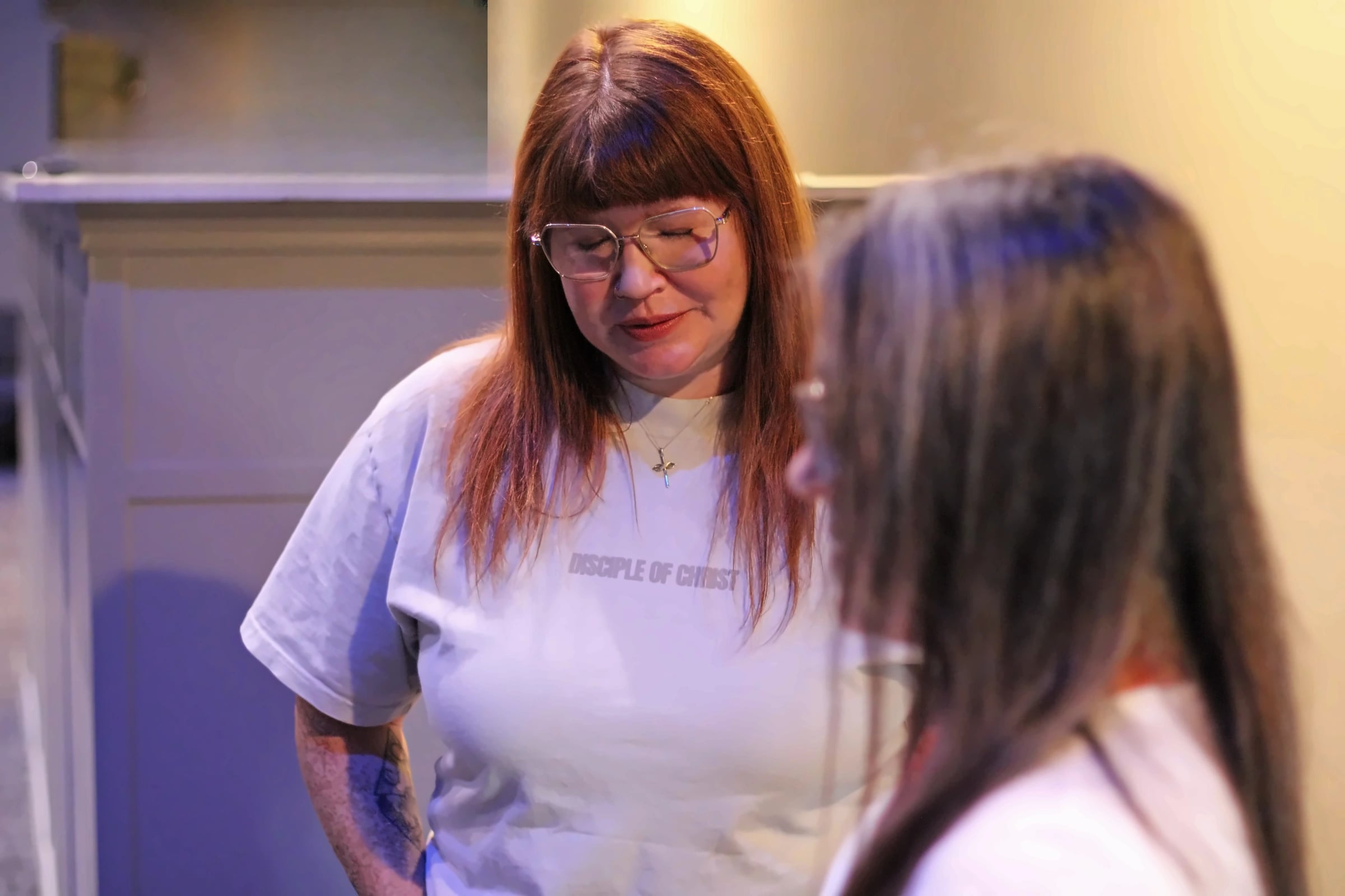 A member of the welcome team talks with a visitor at the front counter.